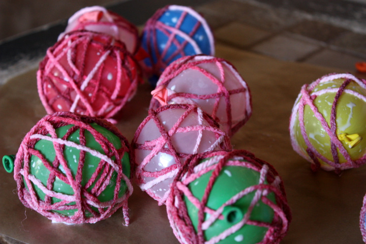 yarn-ball-ornament-how-to