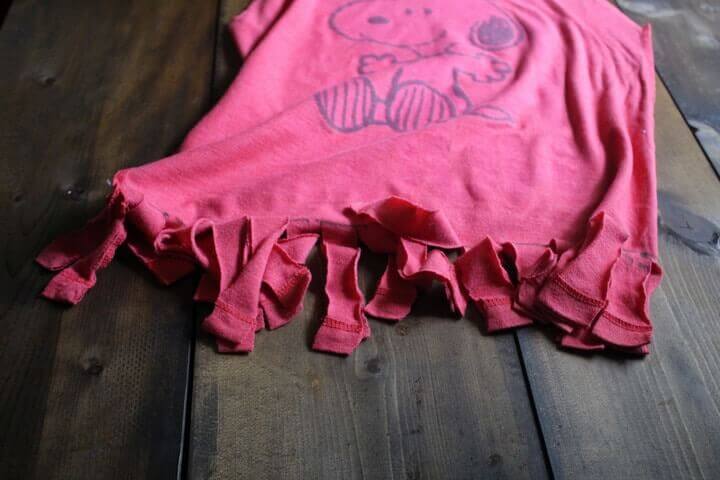 How to make an old t-shirt into a CUTE tote bag/ farmer's market bag in 10 minutes. 