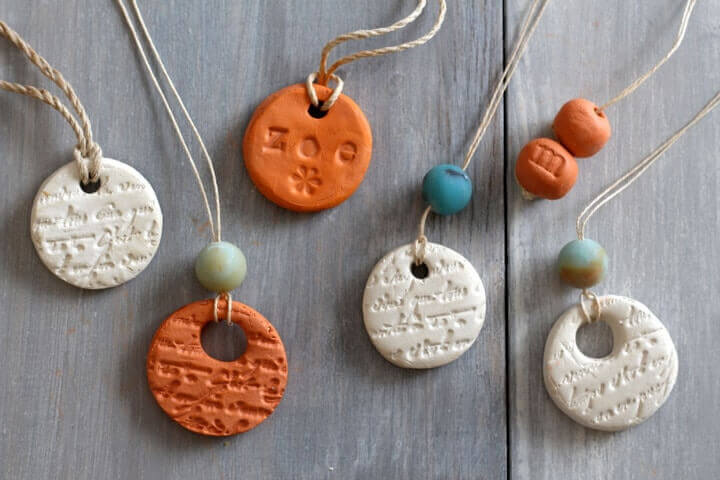 Aromatherapy necklace: medallion and stamp for essential oils
