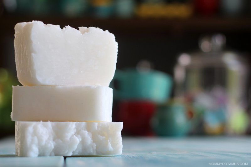 Questo shampoo bar fai da te a 3 ingredienti a base di olio di cocco pulisce e idrata delicatamente i capelli senza lasciarli pesanti o grassi. Questa ricetta include anche adattamenti per diversi tipi di capelli!