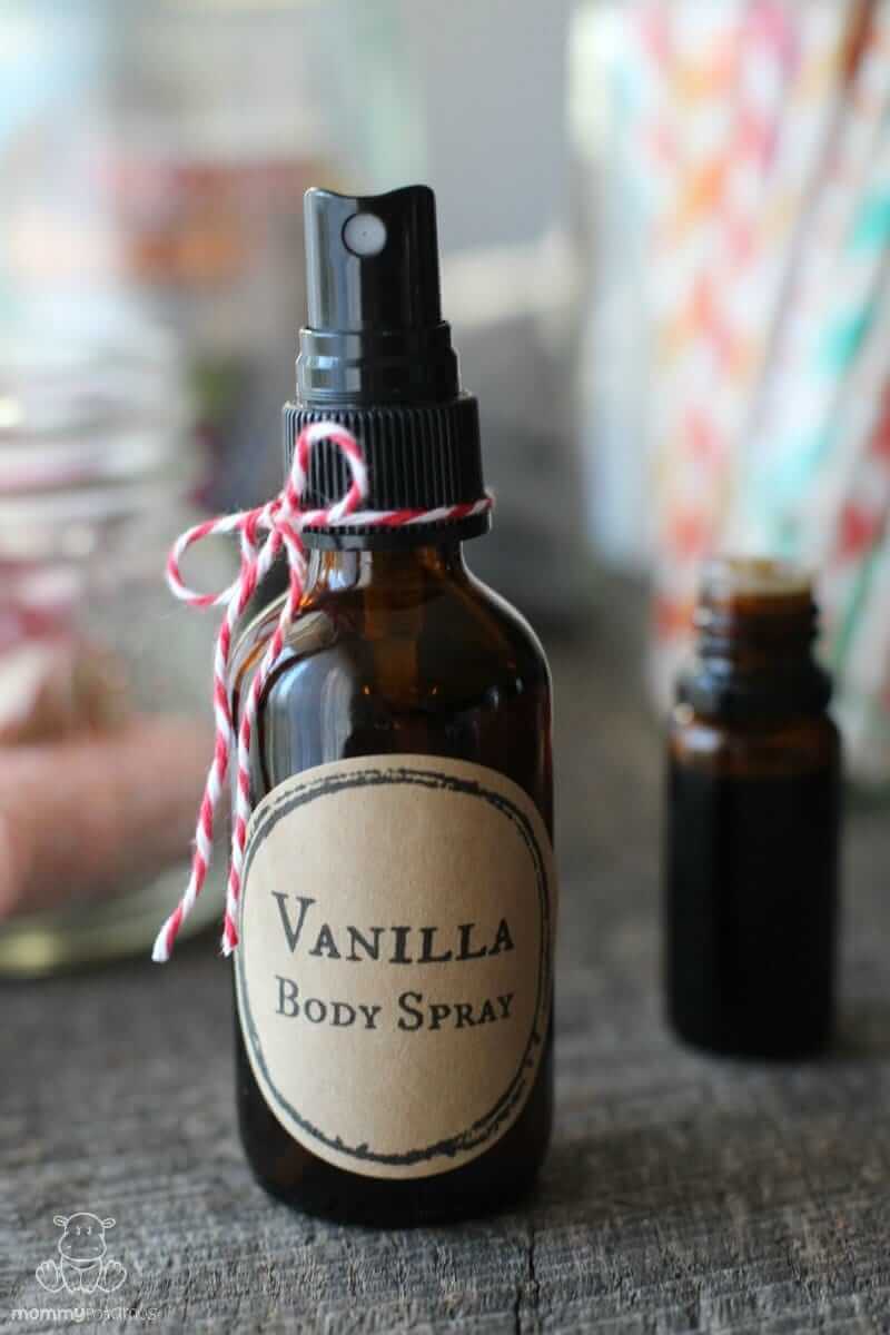 Vanilla Body Spray Recipe-detta recept har tre olika varianter - en som blandar vanilj med den söta, tropiska doften av ylang ylang, en annan som innehåller en antydan av söt apelsin, och en som innehåller den rika doften av kaffe. Ja, kaffe. Varje tar bara några minuter att göra! #bodysprayrecipe #perfumerecipe # vanillabodyspray