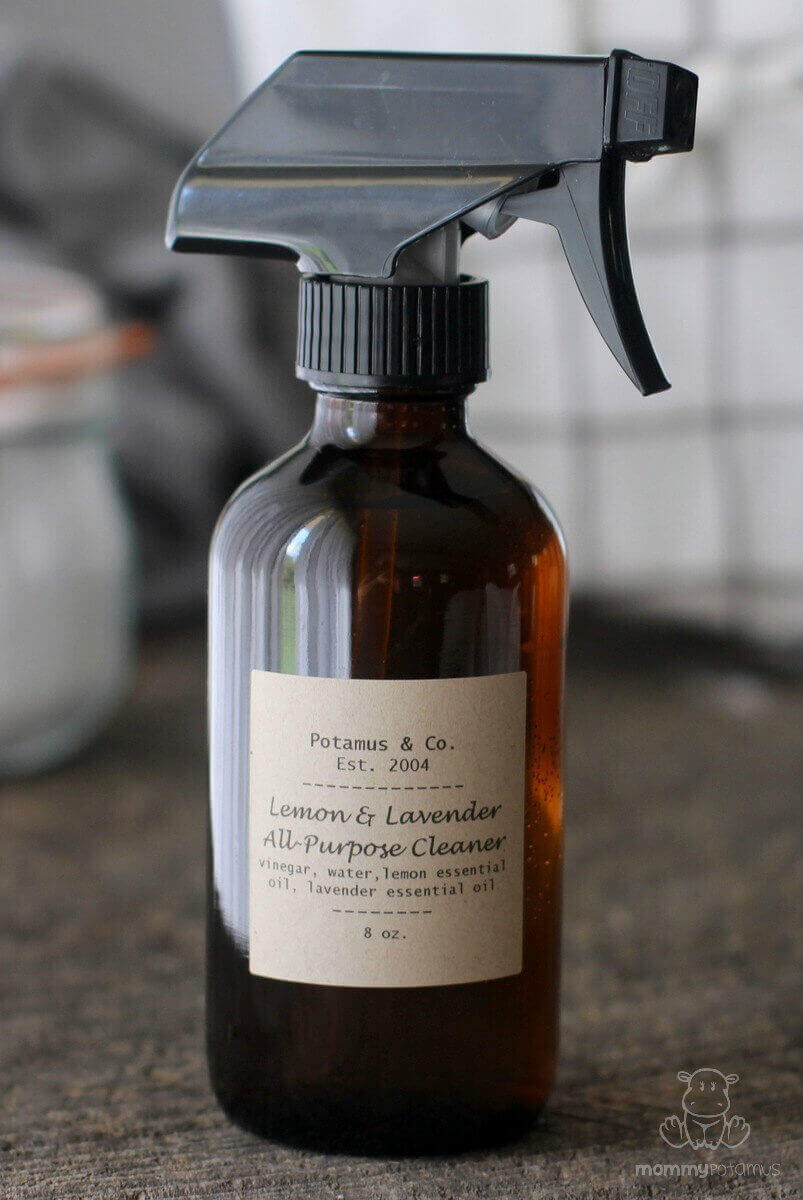 I love the bright, fresh scent of this DIY all-purpose cleaner. Jest tak tani i łatwy do wykonania, zbyt! Darmowe etykiety do wydrukowania do pobrania w poście.'s so inexpensive and easy to make, too! Free printable label download in the post. 